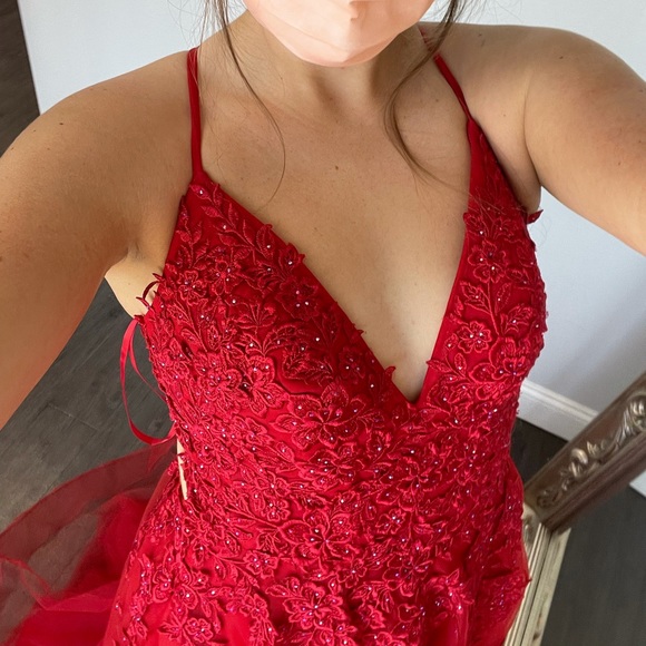 Beautiful red dress - Picture 1 of 7
